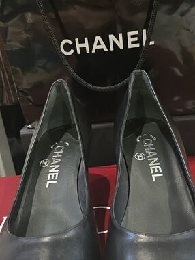 CHANEL Black Leather Women's Flats - Classic Round Toe